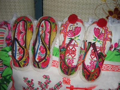 走進(jìn)彝族的鞋世界 行走于足下的歷史、信仰與生活